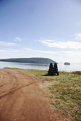 포토 JPG 해외이미지 길 모래 스포츠 바다 섬 여행 캐나다 의자 교통시설 자국 자동차 자연 하늘 휴가 풍경 사람없음 야외 물 여름 파란색 맑음 운전 탐험 바퀴 속도 타이어 먼지 지역 모터 해외포토 자연요소 계절 육상교통 컬러 가구 교통 북아메리카 모션 날씨 시설 생태계 파일형식 이미지허브