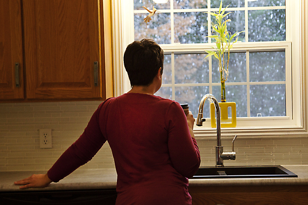 포토 JPG 해외이미지 라이프스타일 응시 계절 커피 조각 겨울 창문 날씨 주택 따뜻함 한명 안전 사람 야외 컵 주방 머그컵 잡기 눈송이 떨어짐 12월 계산대 싱크대 수도꼭지 부드러움 1월 혼자 해외포토 1 식기 시선 음료 컨셉 모션 눈_날씨 건물 생활 감각 날짜 개수대 파일형식 이미지허브