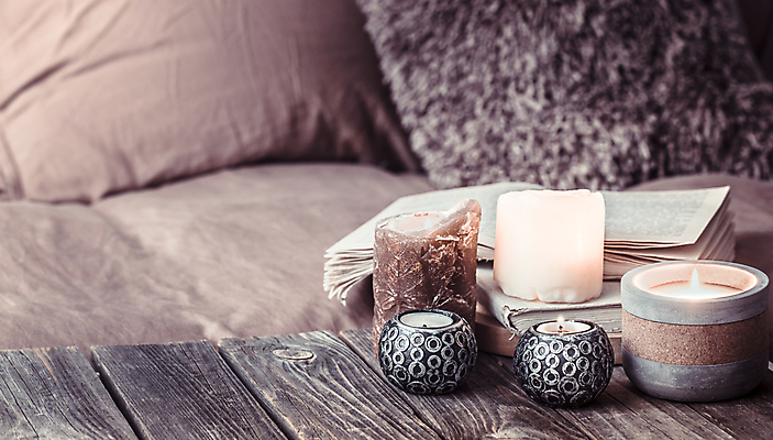 포토 JPG 해외이미지 쿠션 겨울 초 촛불 실내 사람없음 책 오브젝트 감성 나무탁자 해외포토 계절 컨셉 탁자 내부 파일형식 이미지허브