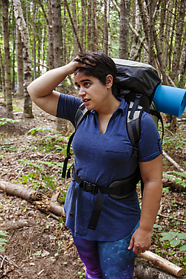 포토 JPG 해외이미지 나무 여자 여행 캐나다 가방 배낭 자국 자연 휴가 스트레스 항해 한명 야외 여름 환경 캠핑 하이킹 자유 가을 퍼즐 숲 방향 모험가 배낭여행 싱글 친환경 긴장 유지 발견 독립 백패커 하이커 혼란 해외포토 식물 1 잡화 계절 감정 컨셉 북아메리카 배_교통 레저 사람 생태계 파일형식 이미지허브