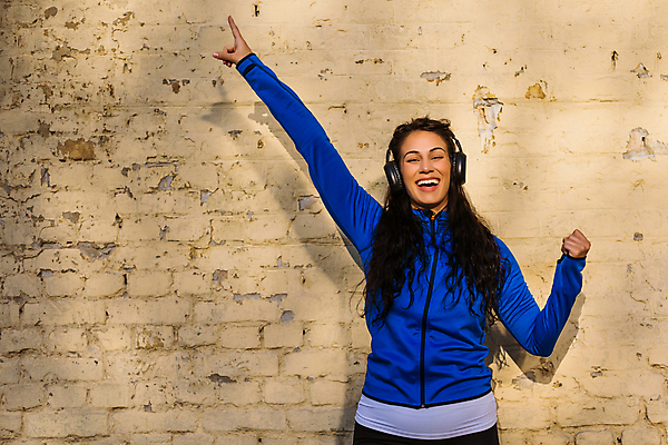 포토 JPG 해외이미지 주간 우먼라이프 여자 행복 음악 스포츠 건강 한명 미소 상반신 성인 야외 운동복 손들기 헤드폰 활발 음악감상 듣기 흥분 성인여자한명만 해외포토 자연요소 1 라이프스타일 옷 감정 음향기기 컨셉 모션 문화예술 표정 사람 감상 여자한명만 성인여자만 파일형식 이미지허브