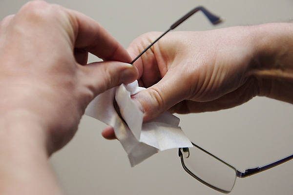 포토 JPG 해외이미지 손 응시 여자 종이 안경 손가락 유리 프레임 사람 사람없음 초록색 독서 숫자 유행 흰색 직물 보호 청소 오브젝트 비전 먼지 닦기 화학물질 해외포토 문자 시선 잡화 컬러 컨셉 모션 재질 신체부위 화학 파일형식 이미지허브