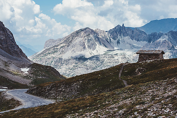 포토 JPG 주간 구름 해외풍경 도로 여행 유럽풍경 자연 하늘 바위산 풍경 사람없음 야외 프랑스 산장 알프스 국내포토 자연요소 해외 유럽 길 교통시설 돌산 생태계 파일형식