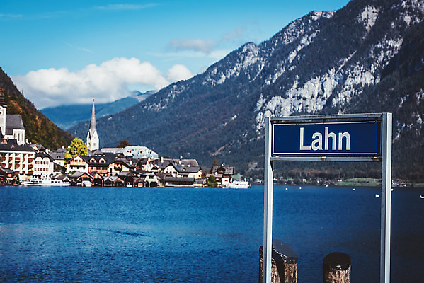 포토 JPG 주간 구름 해외풍경 호수 여행 유럽풍경 자연 산 풍경 사람없음 야외 마을 표지판 페리선착장 할슈타트 국내포토 자연요소 해외 유럽 알림판 항구 오스트리아 생태계 파일형식