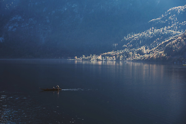 포토 JPG 주간 나무 해외풍경 호수 여행 유럽풍경 자연 풍경 야외 두명 돛단배 뱃사공 돗단배 할슈타트 국내포토 자연요소 식물 해외 유럽 배_교통 사람 오스트리아 생태계 파일형식