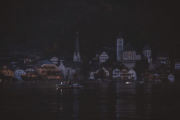 포토 JPG 주간 해외풍경 호수 여행 유럽풍경 자연 풍경 사람없음 야외 마을 오스트리아 할슈타트 선박 국내포토 자연요소 해외 유럽 수상교통 생태계 파일형식
