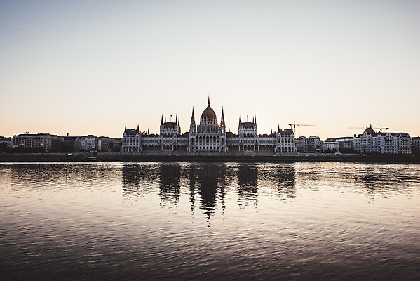 포토 JPG 주간 해외풍경 여행 유럽풍경 하늘 풍경 사람없음 야외 일출 헝가리 부다페스트 헝가리국회의사당 국내포토 자연요소 해외 유럽 노을 국회의사당 동유럽 파일형식