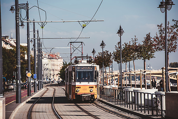 포토 JPG 주간 해외풍경 여행 가로등 유럽풍경 하늘 대중교통 풍경 여러명 야외 도시풍경 여행객 헝가리 부다페스트 트램 국내포토 자연요소 해외 공공시설 유럽 교통수단 다수 사람 도시 동유럽 파일형식