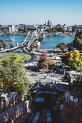 포토 JPG 주간 나무 해외풍경 공원 도로 여행 유럽풍경 풍경 여러명 야외 강 여행객 부다페스트 가교 국내포토 자연요소 식물 해외 건축물 공공시설 유럽 길 다수 교통시설 사람 헝가리 파일형식