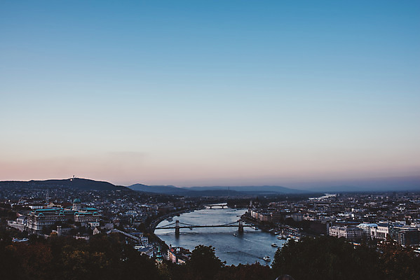 포토 JPG 주간 해외풍경 건축물 여행 유럽풍경 하늘 풍경 사람없음 야외 강 하이앵글 도시풍경 일몰 헝가리 부다페스트 가교 전경 국내포토 자연요소 해외 건축 유럽 뷰포인트 노을 도시 동유럽 파일형식 탑뷰