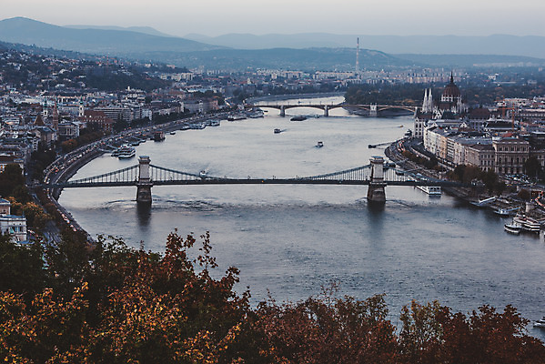 포토 JPG 주간 해외풍경 건축물 여행 유럽풍경 하늘 풍경 사람없음 야외 강 하이앵글 도시풍경 일몰 헝가리 부다페스트 가교 전경 국내포토 자연요소 해외 건축 유럽 뷰포인트 노을 도시 동유럽 파일형식 탑뷰