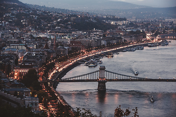 포토 JPG 주간 해외풍경 건축물 여행 유럽풍경 하늘 풍경 사람없음 야외 강 하이앵글 도시풍경 일몰 헝가리 부다페스트 가교 전경 국내포토 자연요소 해외 건축 유럽 뷰포인트 노을 도시 동유럽 파일형식 탑뷰