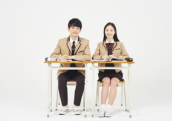 포토 JPG 스튜디오촬영 전신 학생 응시 여학생 여자 교육 남자 교복 남학생 교실 모션 청소년 여고생 고등학생 실내 미소 누끼 사람 앉기 두명 앞모습 10대 책 친구 연필 십대라이프스타일 한국인 잡기 짝꿍 청소년교육 책상 교과서 흰배경 문제집 필통 십대만 남고생 국내포토 라이프스타일 시선 옷 뷰포인트 가구 백그라운드 학교 관계 학용품 교재 표정 동양인 내부 필기구 흰색 파일형식