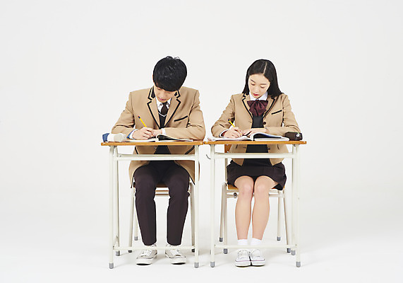 포토 JPG 스튜디오촬영 전신 학생 여학생 여자 교육 남자 교복 남학생 의자 교실 모션 청소년 여고생 고등학생 실내 누끼 사람 앉기 두명 앞모습 10대 책 연필 십대라이프스타일 한국인 기록 집중 청소년교육 책상 교과서 흰배경 문제집 열공 십대만 남고생 국내포토 라이프스타일 옷 뷰포인트 가구 백그라운드 컨셉 학교 학용품 교재 동양인 내부 학습 필기구 흰색 파일형식