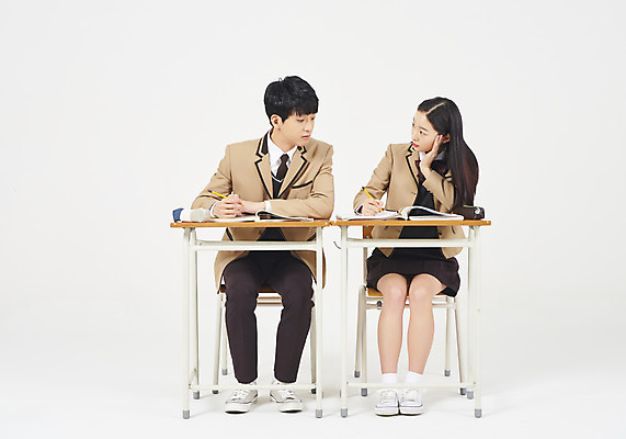 포토 JPG 스튜디오촬영 전신 학생 응시 여학생 여자 남자 교복 남학생 의자 교실 모션 청소년 여고생 고등학생 실내 누끼 사람 앉기 두명 앞모습 10대 책 친구 연필 십대라이프스타일 공책 턱괴기 한국인 기록 짝꿍 청소년교육 책상 교과서 흰배경 문제집 십대만 남고생 국내포토 라이프스타일 시선 옷 교육 뷰포인트 가구 백그라운드 학교 관계 문구용품 학용품 교재 동양인 내부 필기구 흰색 파일형식