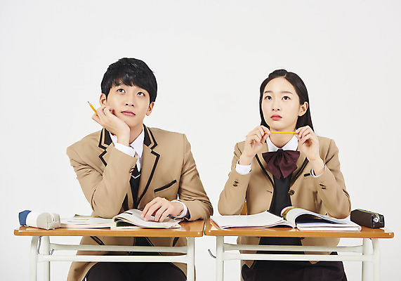 포토 JPG 스튜디오촬영 학생 응시 여학생 여자 남자 교복 남학생 생각 교실 모션 청소년 여고생 고등학생 실내 누끼 사람 앉기 상반신 두명 앞모습 10대 책 연필 십대라이프스타일 턱괴기 한국인 잡기 청소년교육 책상 교과서 흰배경 문제집 필통 십대만 남고생 국내포토 라이프스타일 시선 옷 교육 뷰포인트 가구 백그라운드 학교 학용품 교재 동양인 내부 필기구 흰색 파일형식