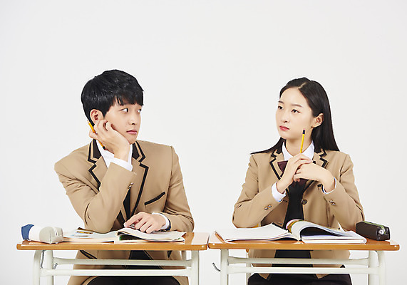 포토 JPG 스튜디오촬영 학생 응시 여학생 여자 남자 교복 남학생 생각 교실 모션 청소년 여고생 고등학생 실내 누끼 사람 앉기 상반신 두명 앞모습 10대 책 연필 십대라이프스타일 턱괴기 한국인 잡기 청소년교육 책상 교과서 흰배경 문제집 필통 십대만 남고생 국내포토 라이프스타일 시선 옷 교육 뷰포인트 가구 백그라운드 학교 학용품 교재 동양인 내부 필기구 흰색 파일형식