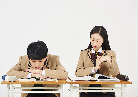 포토 JPG 스튜디오촬영 학생 응시 여학생 여자 남자 교복 남학생 엎드리기 생각 교실 모션 청소년 여고생 고등학생 실내 누끼 사람 앉기 상반신 두명 앞모습 10대 책 연필 십대라이프스타일 한국인 잡기 청소년교육 책상 교과서 흰배경 문제집 필통 십대만 남고생 국내포토 라이프스타일 시선 옷 교육 뷰포인트 가구 백그라운드 학교 학용품 교재 동양인 내부 필기구 흰색 파일형식