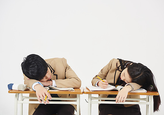 포토 JPG 스튜디오촬영 학생 여학생 여자 교육 남자 교복 남학생 엎드리기 의자 교실 모션 청소년 여고생 고등학생 실내 누끼 사람 앉기 상반신 두명 앞모습 10대 책 연필 십대라이프스타일 한국인 기록 지루함 청소년교육 책상 교과서 흰배경 연습장 문제집 필통 십대만 남고생 국내포토 라이프스타일 옷 감정 뷰포인트 가구 백그라운드 학교 학용품 교재 동양인 내부 필기구 공책 흰색 파일형식