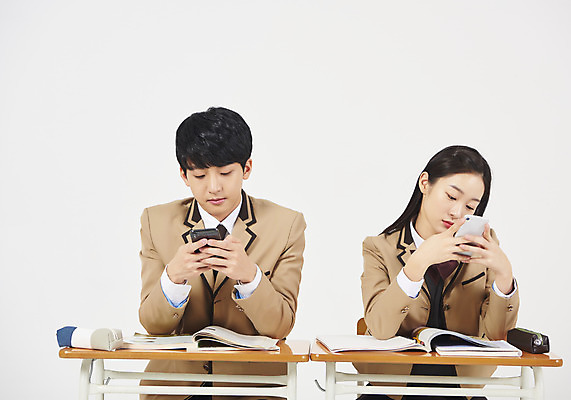 포토 JPG 스튜디오촬영 학생 응시 여학생 여자 남자 교복 남학생 의자 교실 모션 청소년 여고생 고등학생 실내 누끼 사람 앉기 상반신 두명 앞모습 10대 책 스마트폰 십대라이프스타일 공책 한국인 지루함 청소년교육 책상 교과서 흰배경 문제집 필통 십대만 남고생 국내포토 라이프스타일 시선 옷 교육 감정 뷰포인트 가구 백그라운드 학교 문구용품 학용품 교재 동양인 내부 핸드폰 스마트기기 흰색 파일형식