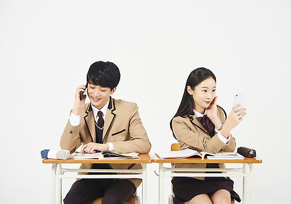 포토 JPG 스튜디오촬영 학생 응시 여학생 여자 교육 남자 교복 남학생 교실 모션 청소년 여고생 고등학생 실내 미소 누끼 사람 앉기 상반신 두명 앞모습 10대 책 스마트폰 십대라이프스타일 한국인 셀프카메라 청소년교육 책상 교과서 흰배경 연습장 통화 문제집 필통 십대만 남고생 국내포토 라이프스타일 시선 옷 뷰포인트 가구 백그라운드 학교 학용품 교재 표정 동양인 내부 핸드폰 스마트기기 사진촬영 공책 흰색 파일형식