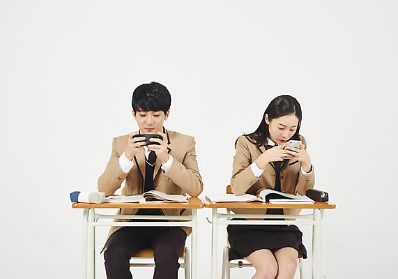 포토 JPG 스튜디오촬영 학생 응시 여학생 여자 교육 남자 교복 남학생 교실 모션 청소년 여고생 고등학생 실내 누끼 사람 앉기 상반신 두명 앞모습 10대 책 스마트폰 십대라이프스타일 한국인 지루함 집중 청소년교육 책상 교과서 흰배경 연습장 문제집 필통 십대만 남고생 국내포토 라이프스타일 시선 옷 감정 뷰포인트 가구 백그라운드 컨셉 학교 학용품 교재 동양인 내부 핸드폰 스마트기기 공책 흰색 파일형식