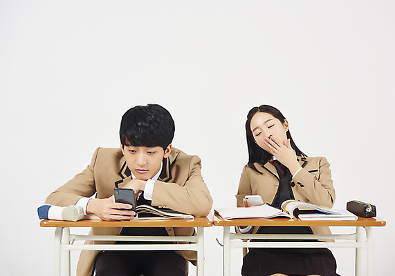 포토 JPG 스튜디오촬영 학생 응시 여학생 여자 남자 교복 남학생 의자 교실 모션 청소년 여고생 고등학생 실내 누끼 사람 앉기 상반신 두명 앞모습 10대 책 스마트폰 십대라이프스타일 공책 한국인 지루함 집중 청소년교육 책상 교과서 흰배경 하품 문제집 필통 십대만 남고생 고등교육 국내포토 라이프스타일 시선 옷 교육 감정 뷰포인트 가구 백그라운드 컨셉 학교 문구용품 학용품 교재 동양인 내부 핸드폰 스마트기기 흰색 생리현상 파일형식