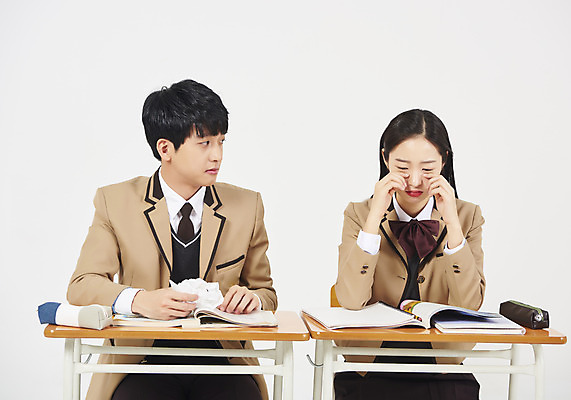 포토 JPG 스튜디오촬영 학생 응시 여학생 여자 교육 남자 교복 남학생 교실 모션 청소년 여고생 고등학생 실내 누끼 사람 앉기 상반신 두명 앞모습 10대 책 친구 십대라이프스타일 한국인 슬픔 화장지 청소년교육 눈물 책상 교과서 흰배경 연습장 문제집 필통 위로 십대만 남고생 고등교육 국내포토 라이프스타일 시선 옷 감정 뷰포인트 가구 백그라운드 학교 관계 학용품 교재 동양인 내부 공책 흰색 파일형식