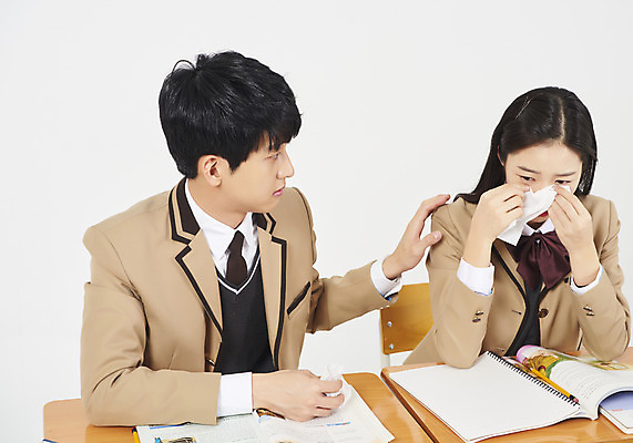 포토 JPG 스튜디오촬영 학생 응시 여학생 여자 교육 남자 교복 남학생 교실 모션 청소년 여고생 고등학생 실내 누끼 사람 앉기 상반신 두명 앞모습 10대 책 친구 연필 십대라이프스타일 한국인 슬픔 화장지 청소년교육 눈물 책상 교과서 흰배경 문제집 위로 십대만 어깨에손 남고생 고등교육 국내포토 라이프스타일 시선 옷 감정 뷰포인트 가구 백그라운드 학교 관계 학용품 교재 동양인 내부 필기구 흰색 파일형식