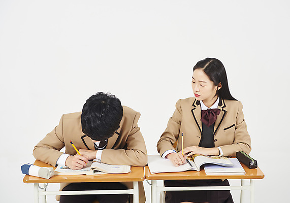 포토 JPG 스튜디오촬영 학생 여학생 여자 교육 남자 교복 남학생 의자 교실 모션 청소년 여고생 고등학생 실내 누끼 사람 앉기 상반신 두명 앞모습 10대 책 연필 십대라이프스타일 한국인 기록 엿보기 청소년교육 책상 교과서 흰배경 연습장 문제집 필통 십대만 남고생 고등교육 국내포토 라이프스타일 옷 뷰포인트 가구 백그라운드 학교 학용품 교재 동양인 내부 필기구 공책 흰색 파일형식