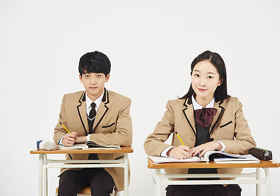 포토 JPG 스튜디오촬영 학생 응시 여학생 여자 교육 남자 교복 남학생 교실 모션 청소년 여고생 고등학생 실내 미소 누끼 사람 앉기 상반신 두명 앞모습 10대 책 연필 십대라이프스타일 한국인 기록 청소년교육 책상 교과서 흰배경 연습장 문제집 필통 열공 십대만 남고생 고등교육 국내포토 라이프스타일 시선 옷 뷰포인트 가구 백그라운드 학교 학용품 교재 표정 동양인 내부 학습 필기구 공책 흰색 파일형식