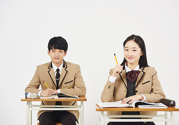 포토 JPG 스튜디오촬영 학생 응시 여학생 여자 교육 남자 교복 남학생 의자 교실 모션 청소년 여고생 고등학생 실내 미소 누끼 사람 앉기 상반신 두명 앞모습 10대 책 연필 십대라이프스타일 한국인 청소년교육 책상 교과서 흰배경 연습장 문제집 필통 십대만 남고생 고등교육 국내포토 라이프스타일 시선 옷 뷰포인트 가구 백그라운드 학교 학용품 교재 표정 동양인 내부 필기구 공책 흰색 파일형식