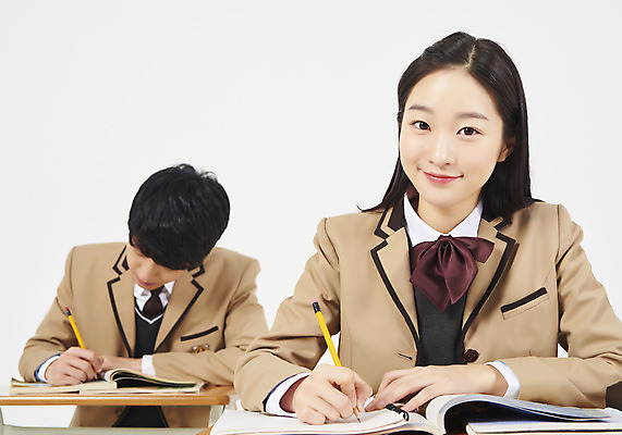포토 JPG 스튜디오촬영 학생 응시 여학생 여자 교육 남자 교복 남학생 의자 교실 모션 청소년 여고생 고등학생 실내 미소 누끼 사람 앉기 상반신 두명 앞모습 10대 책 연필 십대라이프스타일 한국인 기록 집중 청소년교육 책상 교과서 흰배경 연습장 문제집 열공 십대만 남고생 고등교육 국내포토 라이프스타일 시선 옷 뷰포인트 가구 백그라운드 컨셉 학교 학용품 교재 표정 동양인 내부 학습 필기구 공책 흰색 파일형식