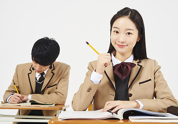 포토 JPG 스튜디오촬영 학생 응시 여학생 여자 교육 남자 교복 남학생 의자 교실 모션 청소년 여고생 고등학생 실내 미소 누끼 사람 앉기 상반신 두명 앞모습 10대 책 연필 십대라이프스타일 한국인 기록 잡기 청소년교육 책상 교과서 흰배경 연습장 문제집 열공 십대만 남고생 고등교육 국내포토 라이프스타일 시선 옷 뷰포인트 가구 백그라운드 학교 학용품 교재 표정 동양인 내부 학습 필기구 공책 흰색 파일형식