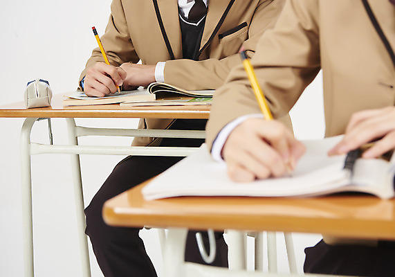 포토 JPG 스튜디오촬영 학생 손 여학생 여자 교육 남자 교복 남학생 의자 교실 모션 청소년 여고생 고등학생 실내 누끼 사람 앉기 상반신 두명 앞모습 신체부위 10대 책 연필 십대라이프스타일 한국인 기록 집중 청소년교육 책상 교과서 흰배경 연습장 문제집 필통 열공 십대만 남고생 고등교육 국내포토 라이프스타일 옷 뷰포인트 가구 백그라운드 컨셉 학교 학용품 교재 동양인 내부 학습 필기구 공책 흰색 파일형식