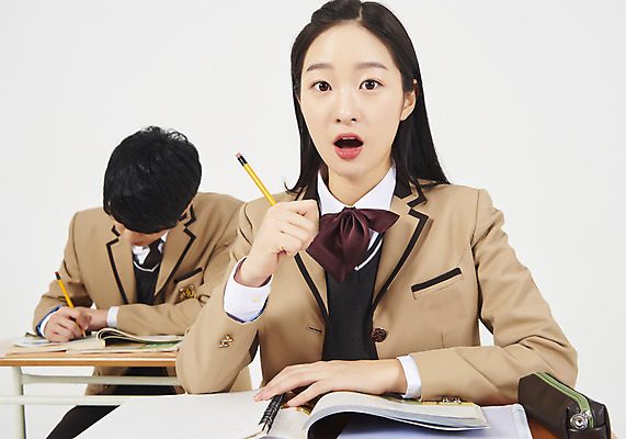 포토 JPG 스튜디오촬영 학생 응시 여학생 여자 교육 남자 교복 남학생 의자 교실 모션 청소년 여고생 고등학생 실내 누끼 사람 앉기 상반신 두명 앞모습 10대 책 연필 십대라이프스타일 공책 놀람 한국인 기록 청소년교육 책상 교과서 흰배경 문제집 필통 열공 십대만 남고생 고등교육 국내포토 라이프스타일 시선 옷 감정 뷰포인트 가구 백그라운드 학교 문구용품 학용품 교재 표정 동양인 내부 학습 필기구 흰색 파일형식