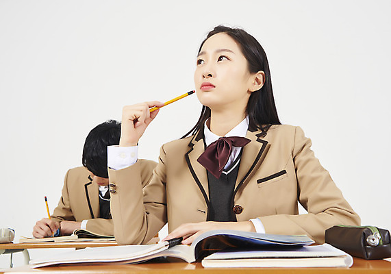 포토 JPG 스튜디오촬영 학생 응시 여학생 여자 교육 남자 교복 남학생 생각 의자 교실 모션 청소년 여고생 고등학생 실내 누끼 사람 앉기 상반신 두명 앞모습 10대 책 연필 십대라이프스타일 한국인 청소년교육 책상 교과서 호기심 흰배경 연습장 문제집 필통 십대만 남고생 고등교육 국내포토 라이프스타일 시선 옷 감정 뷰포인트 가구 백그라운드 컨셉 학교 학용품 교재 동양인 내부 필기구 공책 흰색 파일형식