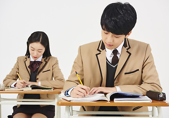 포토 JPG 스튜디오촬영 학생 여학생 여자 교육 남자 교복 남학생 의자 교실 모션 청소년 여고생 고등학생 실내 누끼 사람 앉기 상반신 두명 앞모습 10대 책 연필 십대라이프스타일 공책 한국인 기록 집중 청소년교육 책상 교과서 흰배경 문제집 필통 열공 십대만 남고생 고등교육 국내포토 라이프스타일 옷 뷰포인트 가구 백그라운드 컨셉 학교 문구용품 학용품 교재 동양인 내부 학습 필기구 흰색 파일형식