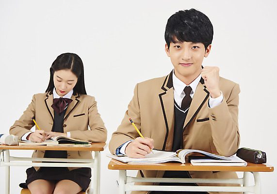 포토 JPG 스튜디오촬영 학생 응시 여학생 여자 교육 남자 교복 남학생 의자 교실 모션 청소년 여고생 고등학생 실내 미소 누끼 사람 앉기 상반신 두명 앞모습 10대 책 연필 십대라이프스타일 파이팅 공책 주먹 한국인 기록 집중 청소년교육 책상 교과서 흰배경 문제집 열공 십대만 남고생 고등교육 국내포토 라이프스타일 시선 옷 뷰포인트 가구 백그라운드 컨셉 학교 문구용품 학용품 교재 표정 동양인 내부 학습 필기구 흰색 파일형식