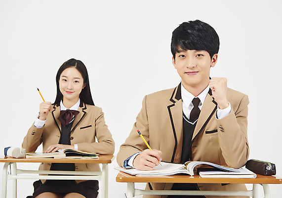 포토 JPG 스튜디오촬영 학생 응시 여학생 여자 교육 남자 교복 남학생 의자 교실 모션 청소년 여고생 고등학생 실내 미소 누끼 사람 앉기 상반신 두명 앞모습 10대 책 연필 십대라이프스타일 파이팅 공책 주먹 한국인 기록 청소년교육 책상 교과서 흰배경 문제집 열공 십대만 남고생 고등교육 국내포토 라이프스타일 시선 옷 뷰포인트 가구 백그라운드 학교 문구용품 학용품 교재 표정 동양인 내부 학습 필기구 흰색 파일형식