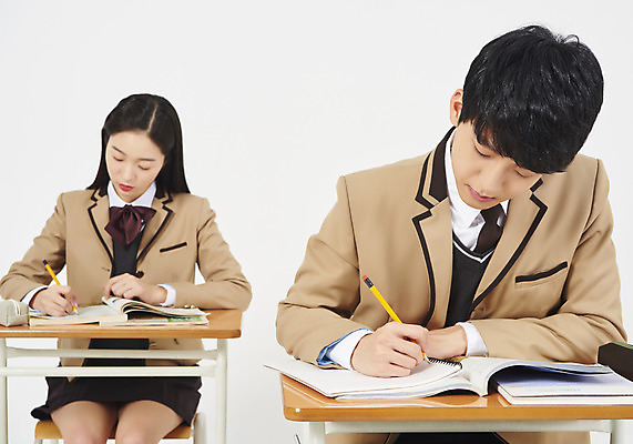 포토 JPG 스튜디오촬영 학생 여학생 여자 남자 교복 남학생 의자 교실 모션 청소년 여고생 고등학생 실내 누끼 사람 앉기 상반신 두명 앞모습 10대 책 연필 십대라이프스타일 한국인 기록 집중 청소년교육 책상 교과서 흰배경 문제집 열공 열심 십대만 남고생 고등교육 국내포토 라이프스타일 옷 교육 뷰포인트 가구 백그라운드 컨셉 학교 학용품 교재 동양인 내부 학습 필기구 흰색 파일형식