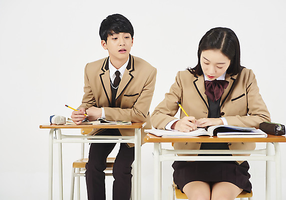 포토 JPG 스튜디오촬영 학생 여학생 여자 교육 남자 교복 남학생 의자 교실 모션 청소년 여고생 고등학생 실내 누끼 사람 앉기 상반신 두명 앞모습 10대 책 연필 십대라이프스타일 공책 한국인 기록 잡기 엿보기 청소년교육 책상 교과서 흰배경 문제집 십대만 남고생 고등교육 국내포토 라이프스타일 옷 뷰포인트 가구 백그라운드 학교 문구용품 학용품 교재 동양인 내부 필기구 흰색 파일형식