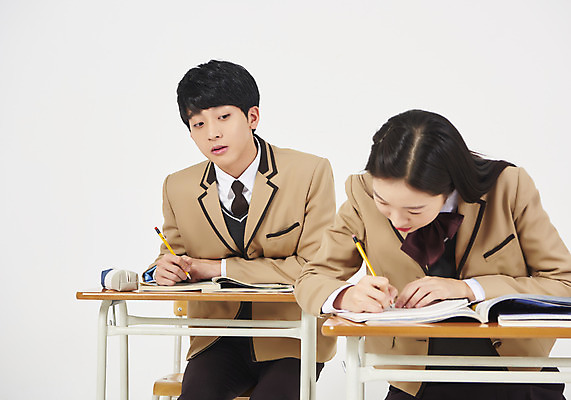 포토 JPG 스튜디오촬영 학생 여학생 여자 남자 교복 남학생 의자 교실 모션 청소년 여고생 고등학생 실내 누끼 사람 앉기 상반신 두명 앞모습 10대 책 십대라이프스타일 공책 시험 한국인 기록 엿보기 청소년교육 책상 교과서 흰배경 문제집 필통 열공 컨닝 십대만 남고생 고등교육 국내포토 라이프스타일 옷 교육 뷰포인트 가구 백그라운드 학교 문구용품 학용품 교재 동양인 내부 학습 흰색 파일형식