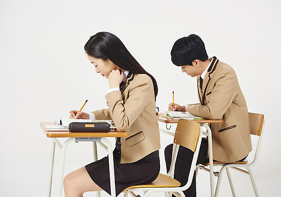 포토 JPG 스튜디오촬영 학생 여학생 여자 교육 남자 교복 남학생 의자 교실 모션 청소년 여고생 고등학생 실내 누끼 사람 앉기 상반신 두명 옆모습 10대 책 연필 십대라이프스타일 공책 한국인 기록 집중 청소년교육 책상 교과서 흰배경 문제집 필통 열공 십대만 남고생 고등교육 국내포토 라이프스타일 옷 뷰포인트 가구 백그라운드 컨셉 학교 문구용품 학용품 교재 동양인 내부 학습 필기구 흰색 파일형식