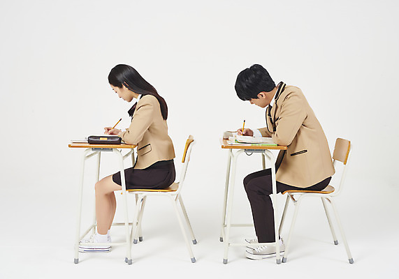 포토 JPG 스튜디오촬영 전신 학생 여학생 여자 교육 남자 교복 남학생 의자 교실 모션 청소년 여고생 고등학생 실내 누끼 사람 앉기 두명 옆모습 10대 책 연필 십대라이프스타일 한국인 기록 집중 청소년교육 책상 교과서 흰배경 문제집 필통 열공 십대만 남고생 고등교육 국내포토 라이프스타일 옷 뷰포인트 가구 백그라운드 컨셉 학교 학용품 교재 동양인 내부 학습 필기구 흰색 파일형식