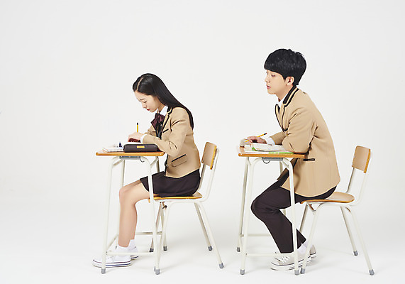 포토 JPG 스튜디오촬영 전신 학생 응시 여학생 여자 교육 남자 교복 남학생 의자 교실 모션 청소년 여고생 고등학생 실내 누끼 사람 앉기 두명 옆모습 10대 책 연필 십대라이프스타일 시험 한국인 청소년교육 책상 교과서 흰배경 문제집 필통 컨닝 십대만 남고생 고등교육 국내포토 라이프스타일 시선 옷 뷰포인트 가구 백그라운드 학교 학용품 교재 동양인 내부 필기구 흰색 파일형식