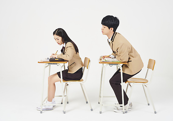 포토 JPG 스튜디오촬영 전신 학생 응시 여학생 여자 교육 남자 교복 남학생 의자 교실 모션 청소년 여고생 고등학생 실내 누끼 사람 앉기 두명 옆모습 10대 십대라이프스타일 시험 한국인 청소년교육 책상 흰배경 필통 컨닝 십대만 남고생 고등교육 국내포토 라이프스타일 시선 옷 뷰포인트 가구 백그라운드 학교 학용품 동양인 내부 흰색 파일형식