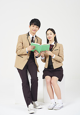 포토 JPG 스튜디오촬영 전신 학생 응시 여학생 여자 교육 남자 교복 남학생 모션 청소년 여고생 고등학생 실내 미소 들기 누끼 사람 앉기 두명 앞모습 10대 책 십대라이프스타일 한국인 청소년교육 교과서 흰배경 문제집 십대만 남고생 고등교육 국내포토 라이프스타일 시선 옷 뷰포인트 백그라운드 교재 표정 동양인 내부 흰색 파일형식