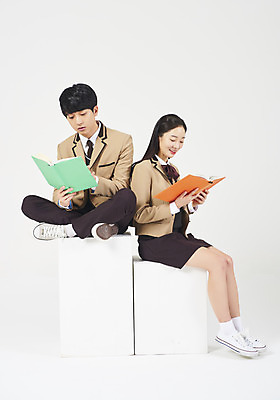 포토 JPG 스튜디오촬영 전신 학생 여학생 여자 남자 교복 남학생 모션 청소년 여고생 고등학생 실내 미소 들기 누끼 사람 앉기 두명 앞모습 옆모습 10대 책 독서 십대라이프스타일 한국인 청소년교육 교과서 흰배경 문제집 십대만 남고생 고등교육 국내포토 라이프스타일 옷 교육 뷰포인트 백그라운드 교재 표정 동양인 내부 흰색 파일형식