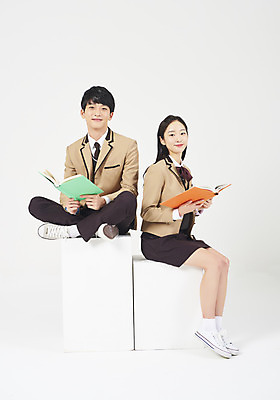 포토 JPG 스튜디오촬영 전신 학생 응시 여학생 여자 교육 남자 교복 남학생 모션 청소년 여고생 고등학생 실내 미소 들기 누끼 사람 앉기 두명 앞모습 옆모습 10대 책 십대라이프스타일 한국인 청소년교육 교과서 흰배경 긍정 문제집 십대만 남고생 고등교육 국내포토 라이프스타일 시선 옷 뷰포인트 백그라운드 컨셉 교재 표정 동양인 내부 흰색 파일형식